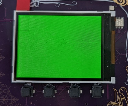 (A red screen and a green screen side by side.)
